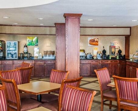 Quality Inn Indy Castleton - Image 33