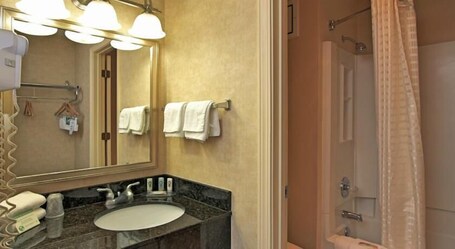 Quality Inn Indy Castleton - Image 12
