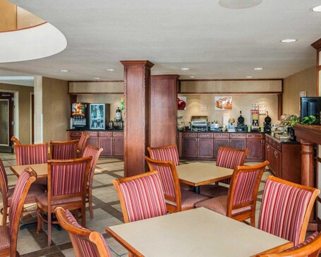 Quality Inn Indy Castleton - Image 22