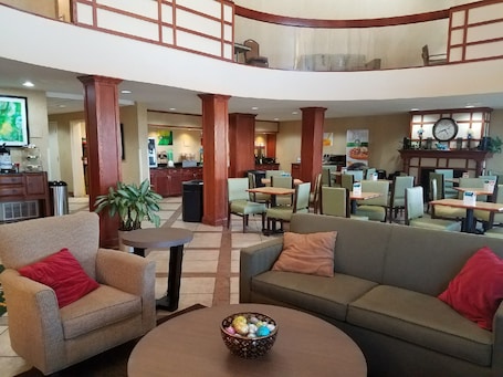 Lobby lounge. Quality Inn Indy Castleton