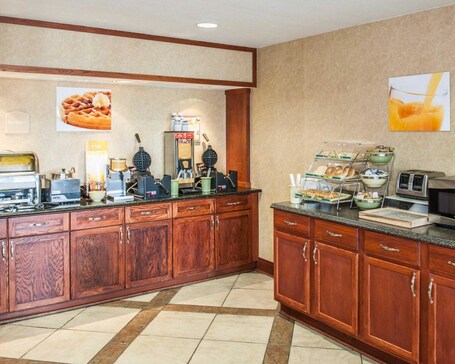 Quality Inn Indy Castleton - Image 32