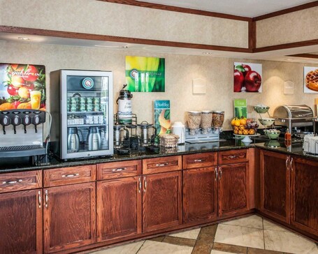 Quality Inn Indy Castleton - Image 11