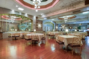 Café da manhã com buffet grátis todos os dias