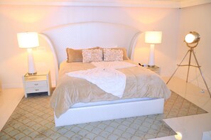 Suíte, 1 cama King, banheira de imersão, vista para a cidade | 1 quarto, roupas de cama premium, camas com colchões pillow-top