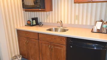 Lemari es, microwave, dan mesin pembuat kopi/teh