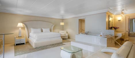 Kamar, 1 Tempat Tidur King, hot tub, pemandangan kota | 1 kamar tidur, seprai premium, bantalan ekstra lembut, dan meja kerja