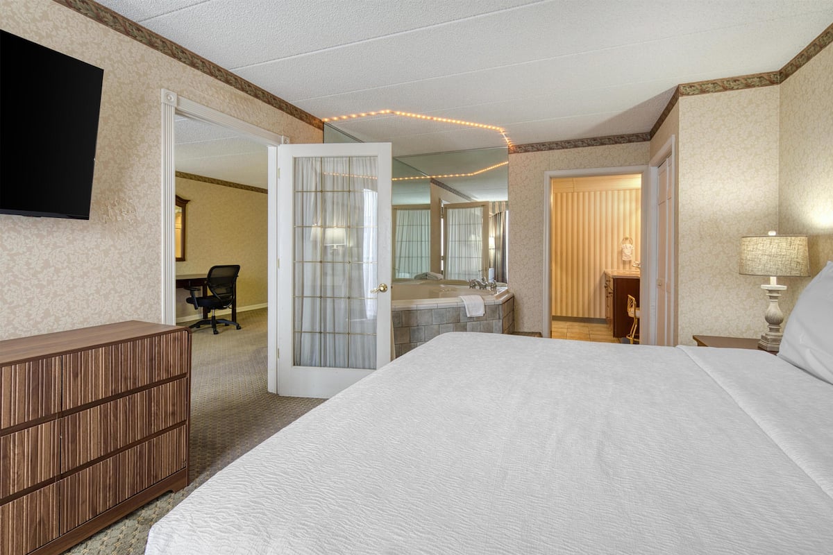 Premium bedding, pillowtop beds, desk, laptop workspace