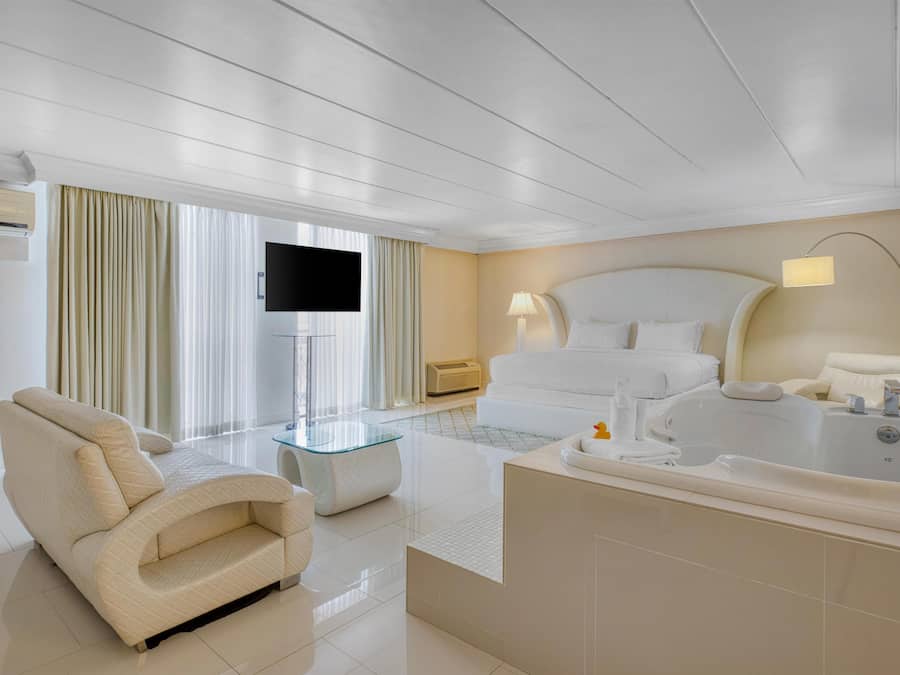 Sviitti, 1 suuri parisänky, poreamme, kaupunkinäköala | Ylelliset vuodevaatteet, pillowtop-patjalliset sängyt, työpöytä