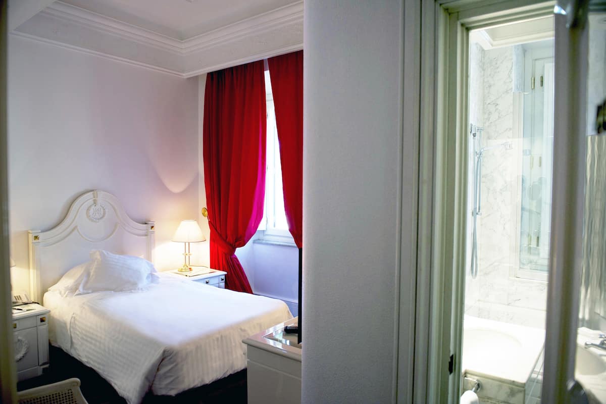 Classic Single Room | Bathroom | Combined shower/bathtub, eco-friendly toiletries, hair dryer, bathrobes