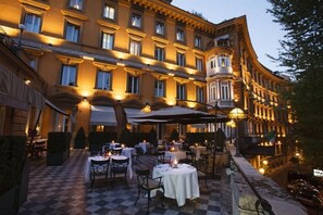 Petit-déjeuner et déjeuner servis sur place, restauration en plein air 