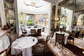 Breakfast, lunch, dinner served; Italian cuisine, al fresco dining - Hotel Majestic Roma (Rome)