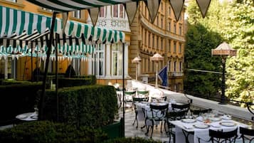 Breakfast, lunch, dinner served; Italian cuisine, alfresco dining