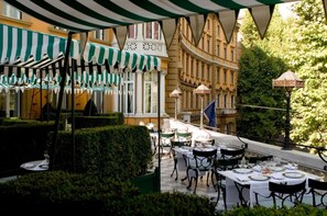 Breakfast, lunch, dinner served; Italian cuisine, alfresco dining 