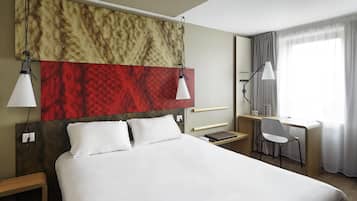 Sengetøy av topp kvalitet, senger med overmadrass og safe på rommet