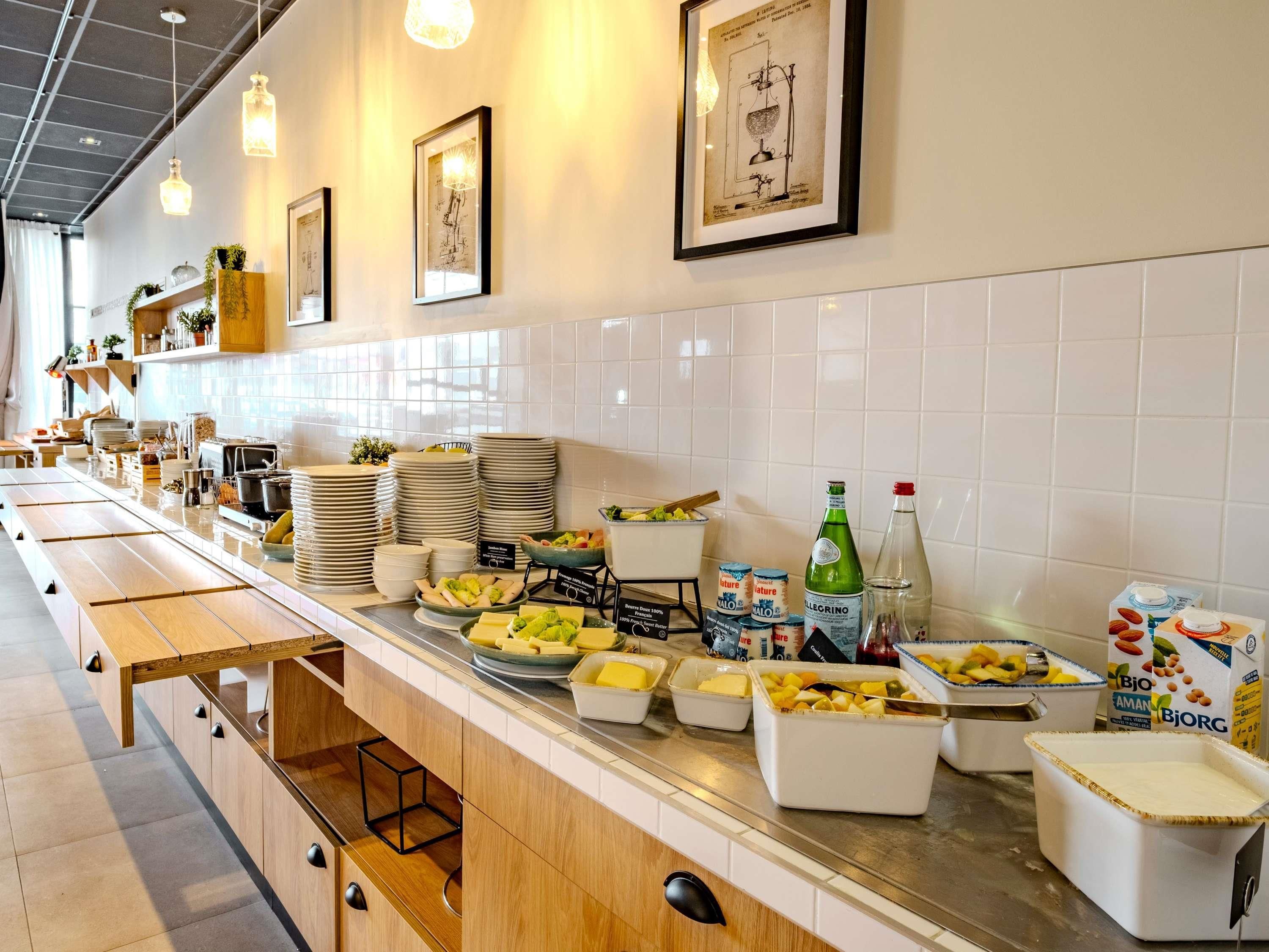 Una barra de buffet con diversos alimentos y bebidas.