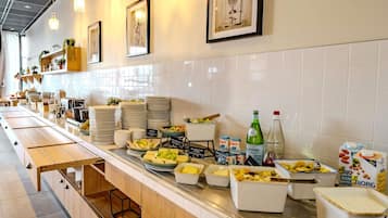 Una barra de buffet con diversos alimentos y bebidas.