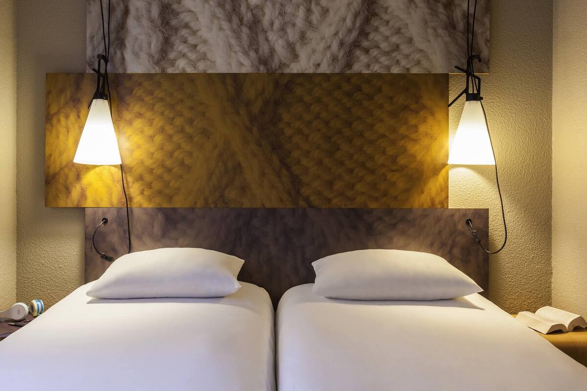 Standard-huone, 2 yhden hengen sänkyä | Ylelliset vuodevaatteet, pillowtop-patjalliset sängyt