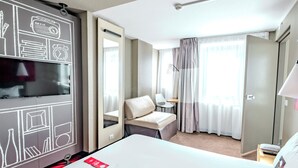 A hotel room with a bed, a TV, a desk, and a chair. - ibis Marne La Vallée Champs (Champs-sur-Marne)