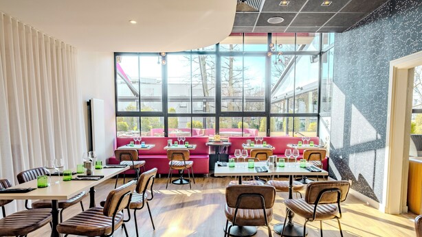 A modern restaurant with high ceilings, large windows, and a mix of seating options including tables and booths. - ibis Marne La Vallée Champs (Champs-sur-Marne)