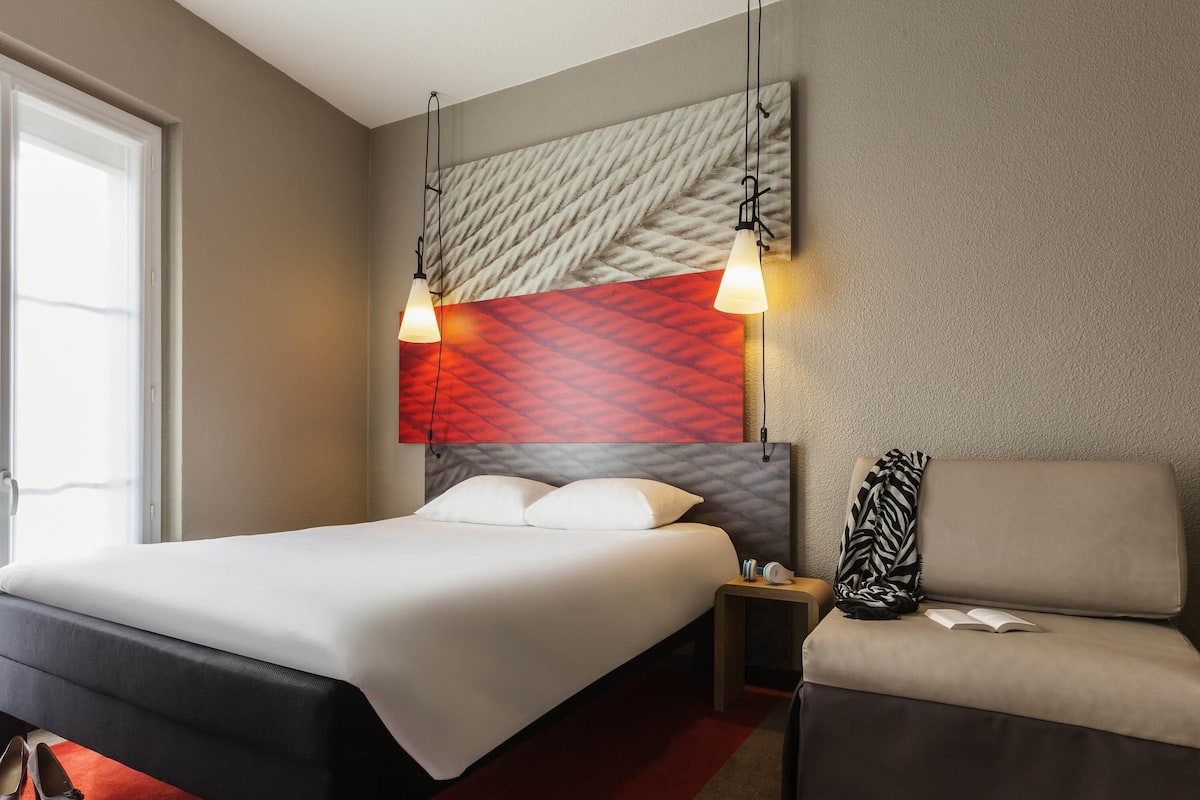 Quarto casal standard, 1 cama de casal e sofá-cama | Roupas de cama premium, camas com colchões pillow-top