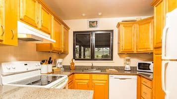 2 Bedrooms, 2 Bath Oceanfront  | Cuisine privée | Réfrigérateur, micro-ondes, lave-vaisselle, cafetiÚre/bouilloire