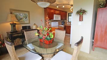 1 Bedroom, 1 Bath, Oceanfront | Esszimmer