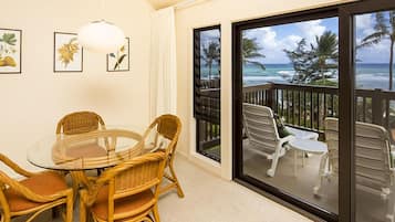1 Bedroom, 1 Bath, Oceanfront | Coffres-forts dans les chambres, fer et planche Ă  repasser