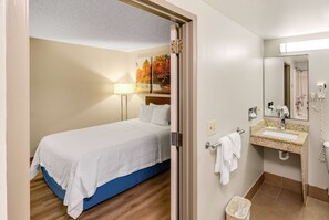 Habitación estándar, 1 cama Queen size, con acceso para personas discapacitadas | Ropa de cama de alta calidad, escritorio y cortinas blackout 