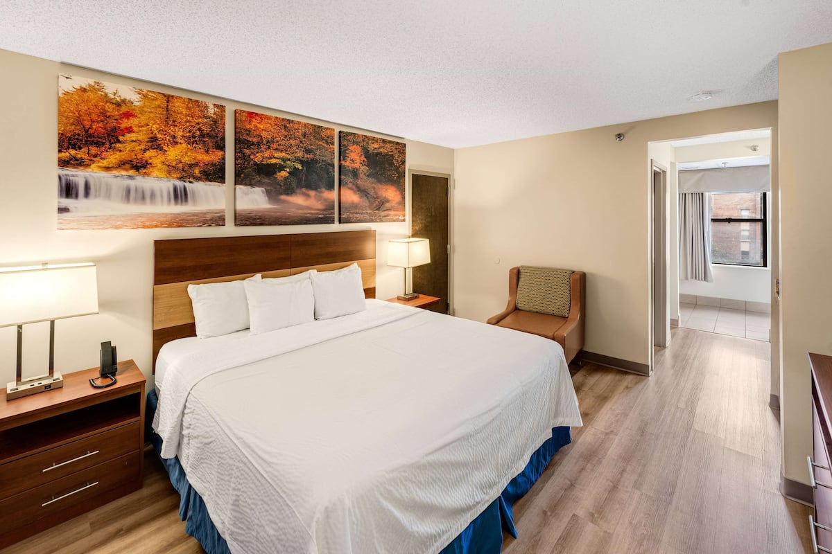 Standard Room, 1 King Bed, Refrigerator & Microwave | Premium bedding, desk, blackout drapes, iron/ironing board