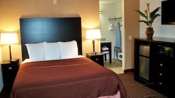 Room, 1 Queen Bed, Non Smoking | In-room safe, desk, laptop workspace, soundproofing