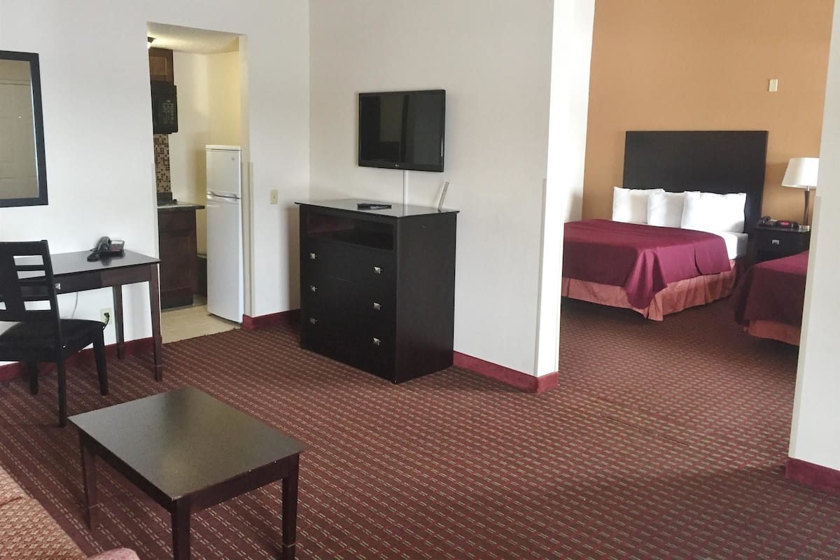 Suite, 2 Tempat Tidur Queen, Bebas Asap Rokok, dapur kecil | Brankas, meja kerja, ruang kerja ramah laptop, dan kedap suara