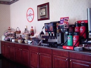 Enjoy freshly brewed coffee at this well-equipped coffee station with a grinder, coffee machine, and variety of dispensers.