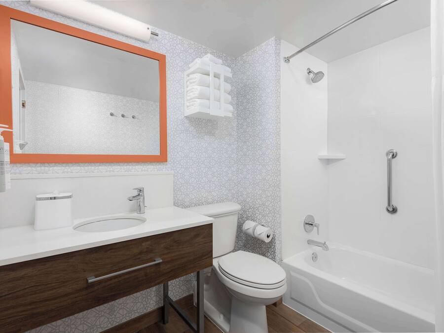 Un baño con lavamanos blanco, inodoro, bañera y ducha.