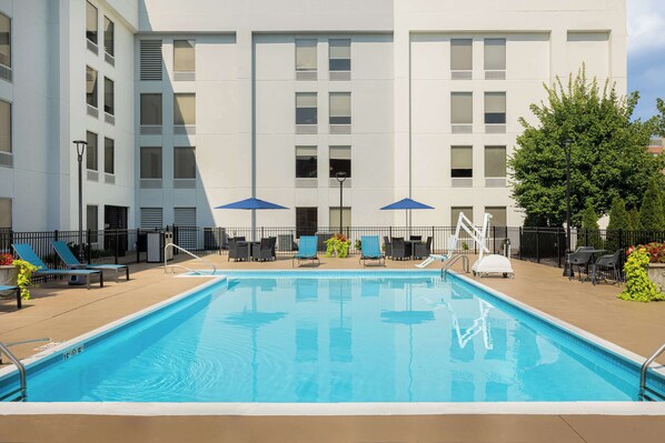 Outdoor pool - Hampton Inn Louisville-Airport (Louisville)