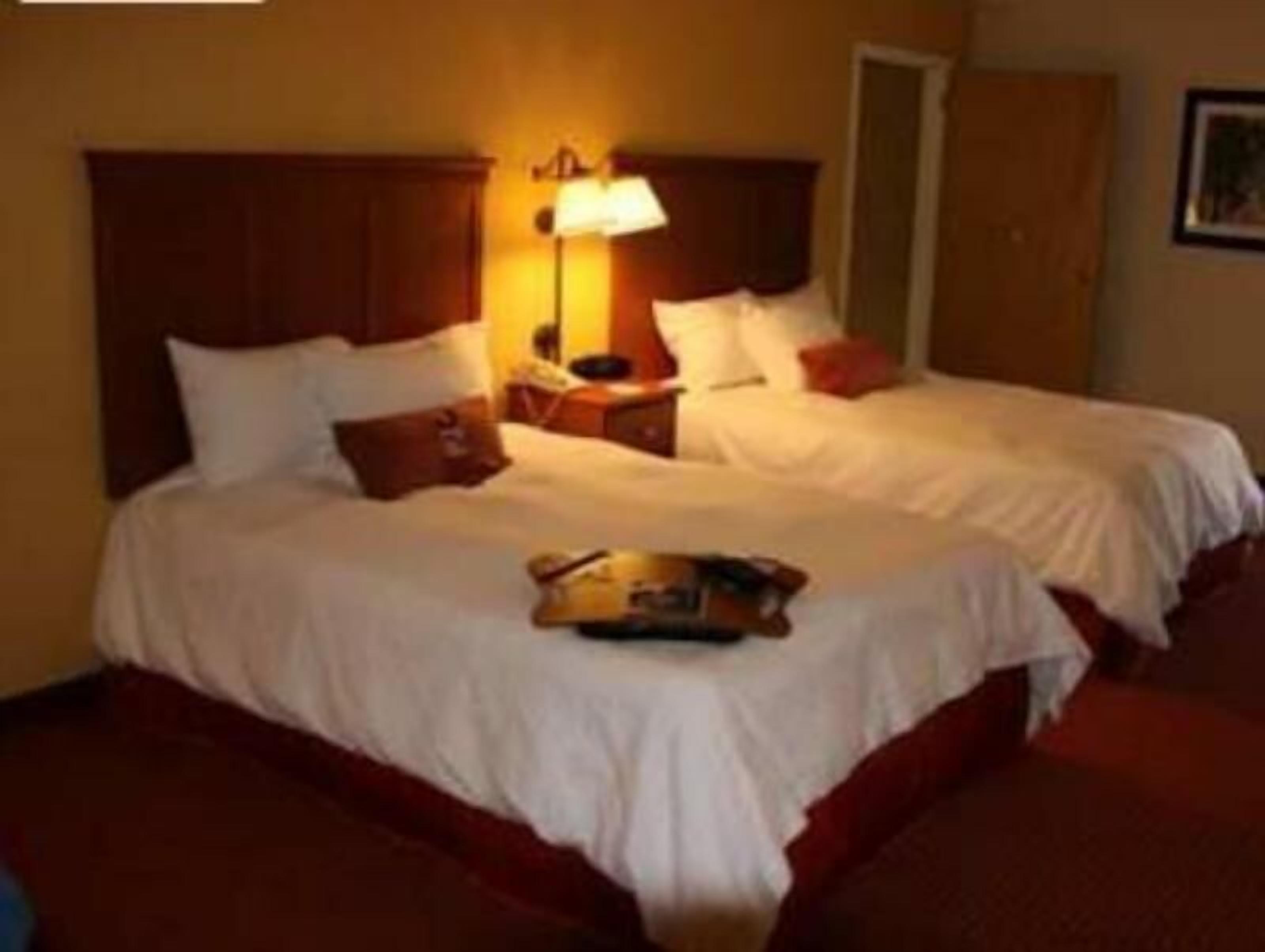 Roupas de cama premium, escrivaninha, cortinas blackout