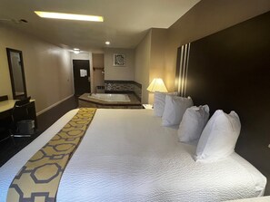 Suite Comfort, 1 Tempat Tidur King, Bebas Asap Rokok, hot tub | Didekorasi berbeda-beda dan dilengkapi dengan perabotan berbeda-beda