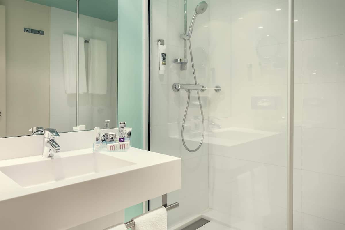 Meja kerja, tirai kedap cahaya, kedap suara, dan setrika/meja setrika