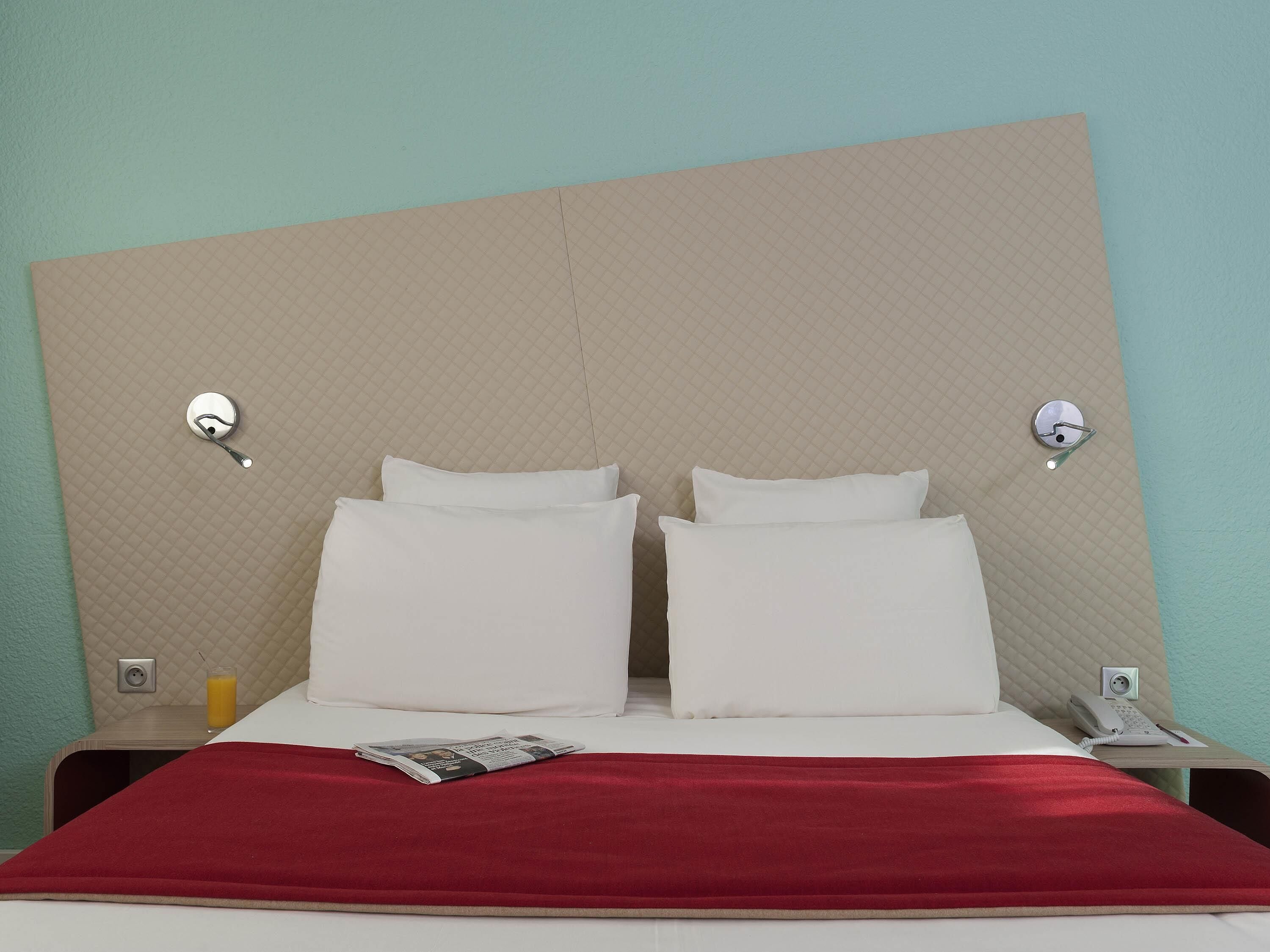 Escritorio, cortinas blackout y sistema de insonorización 