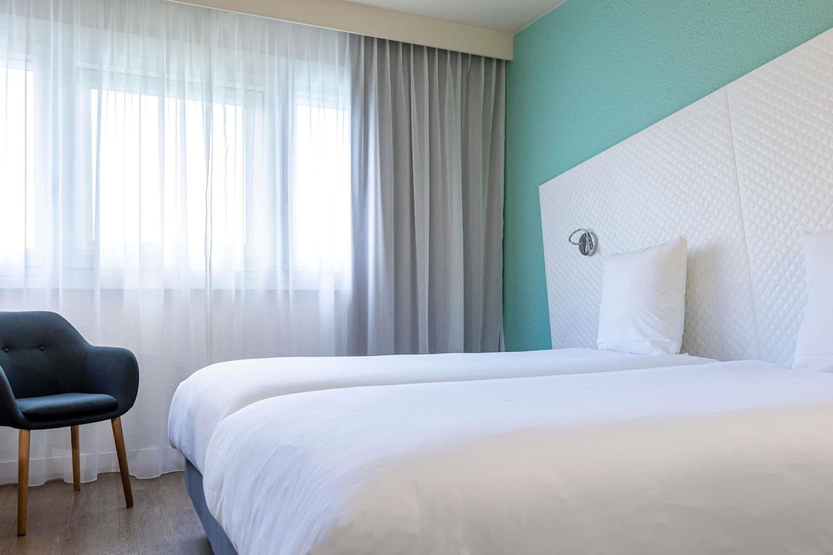 Rom – standard, 1 dobbeltseng med sovesofa (Standard) | Skrivebord, blendingsgardiner, lydisolert og strykejern/-brett