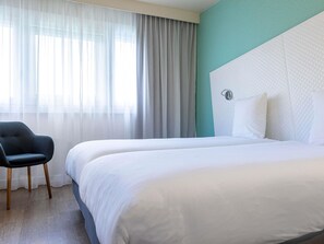 Standaard kamer, 1 tweepersoonsbed met slaapbank (Standard) | Een bureau, verduisterende gordijnen, geluiddichte muren