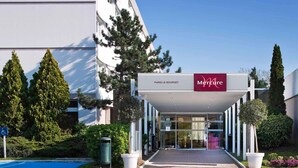 A modern building with a sign for "Mercure Paris Le Bourget". - Mercure Paris Le Bourget (Le Blanc-Mesnil)