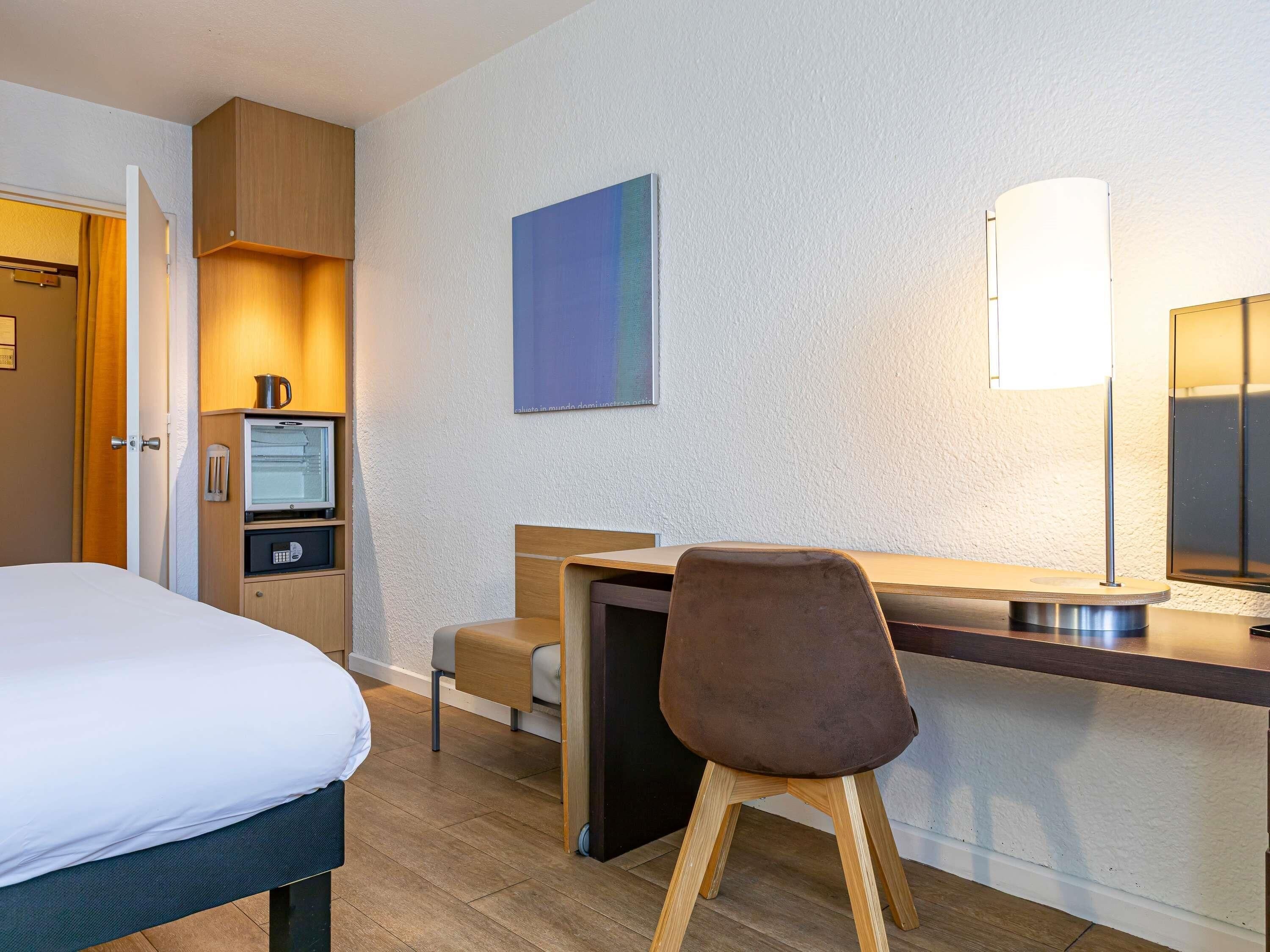 Escritorio, cortinas blackout y insonorización 