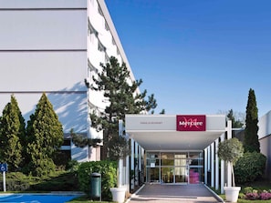 A modern building with a sign for "Mercure Paris Le Bourget". - Mercure Paris Le Bourget (Le Blanc-Mesnil)