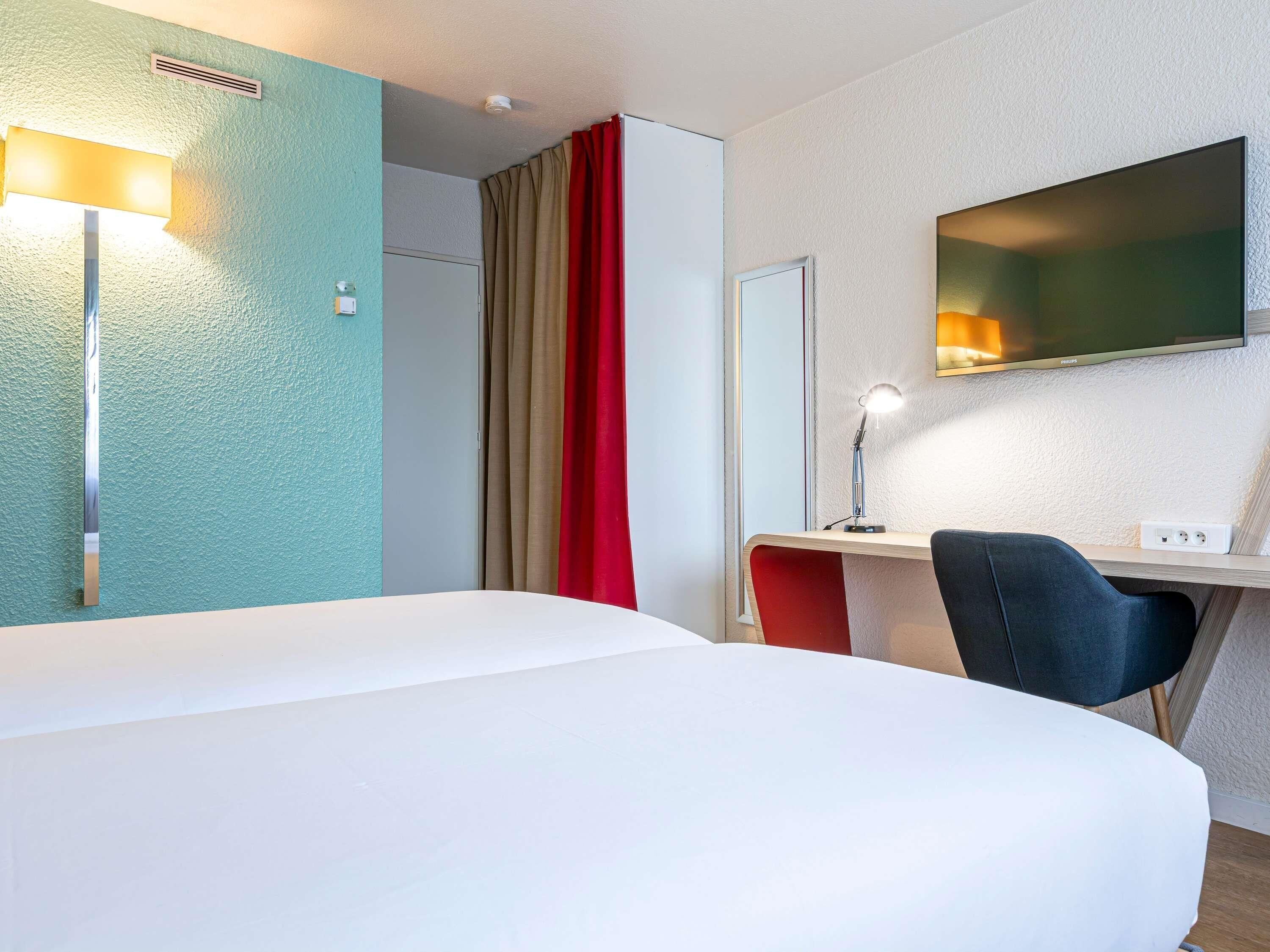 Työpöytä, pimennysverhot, äänieristys, silitysrauta/-lauta