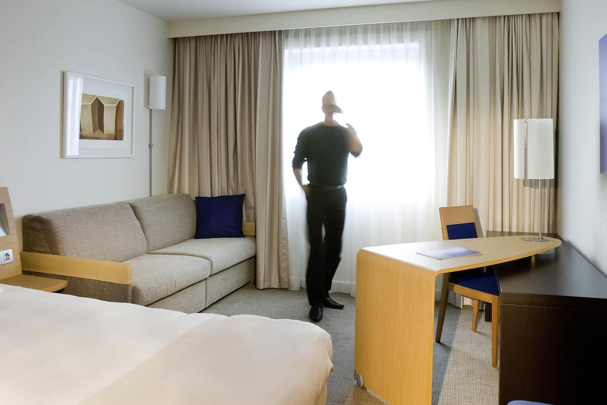 Bureau, rideaux occultants, chambres insonorisées