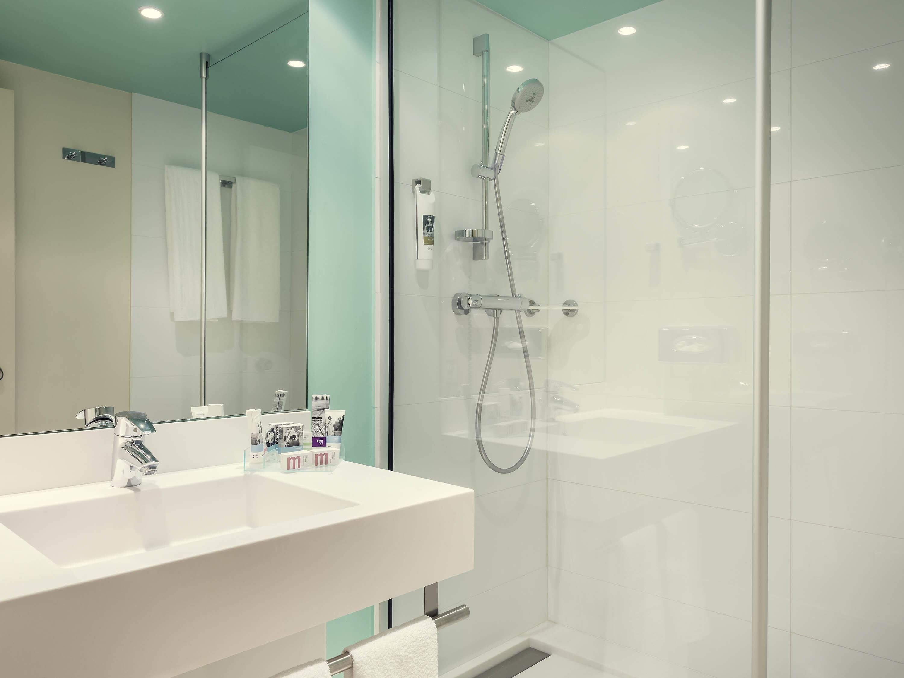 Escritorio, cortinas blackout y sistema de insonorización 