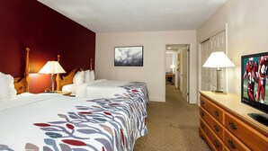 Desk, laptop workspace, blackout drapes, iron/ironing board - Red Roof Inn & Suites Hazleton (Hazleton)
