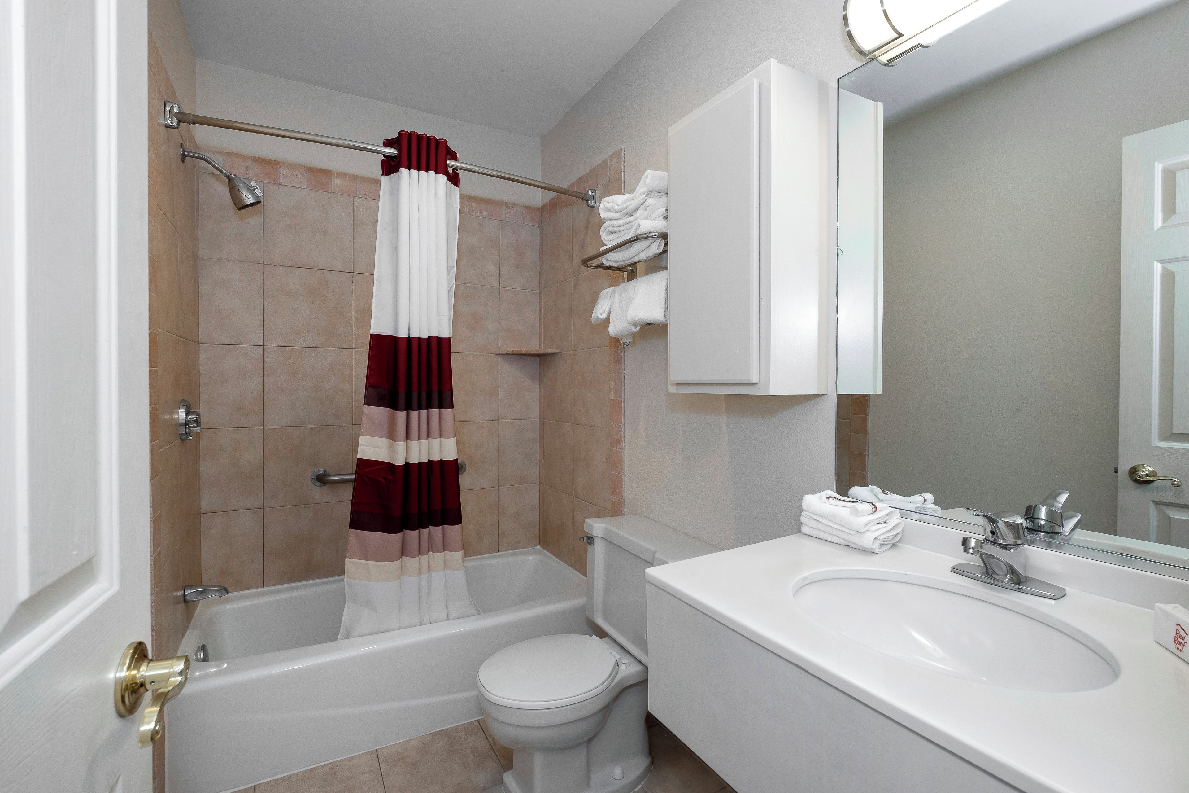 Un baño con bañera, inodoro y lavabo.