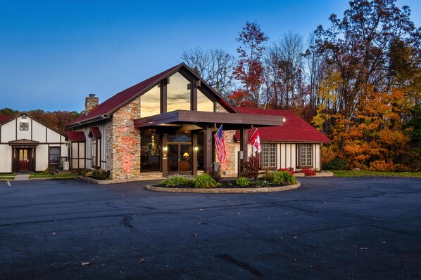 Exterior - Red Roof Inn & Suites Hazleton (Hazleton)