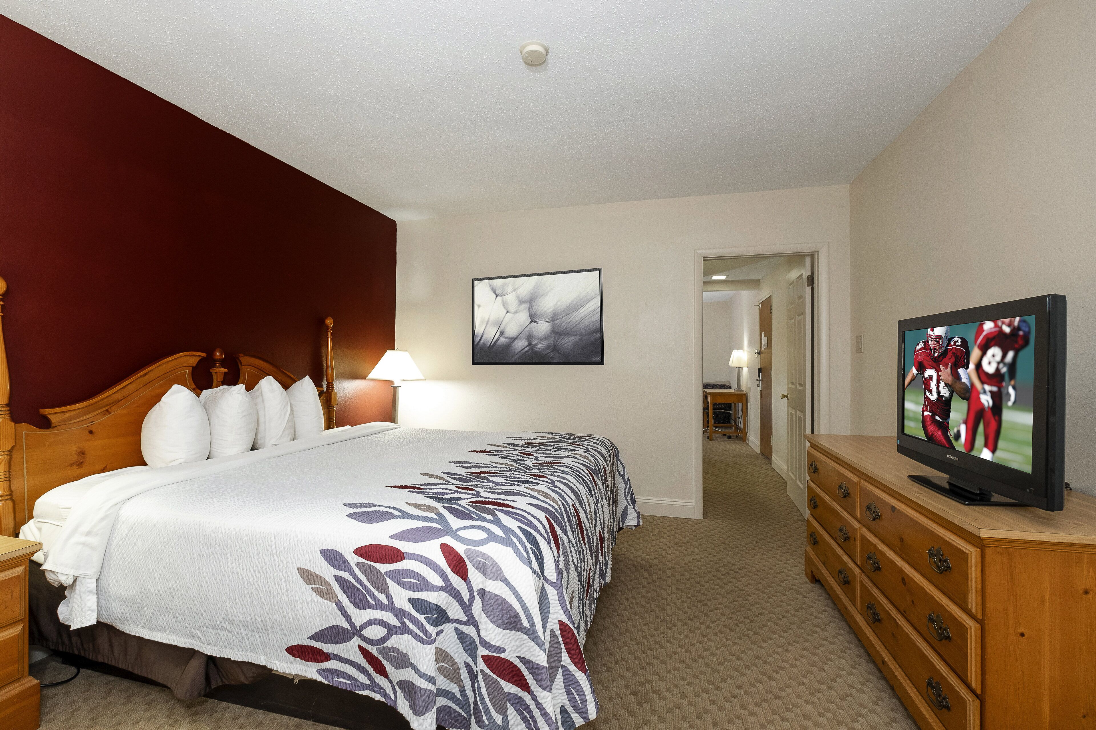 Suite, 1 kingsize bed met slaapbank, niet-roken | Een bureau, een laptopwerkplek, verduisterende gordijnen